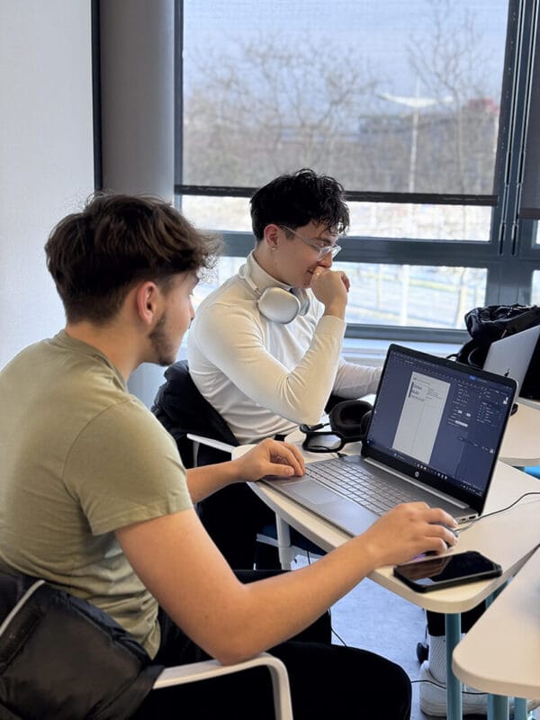 Étudiants de la Normandie Web School travaillant sur leur ordinateur portable